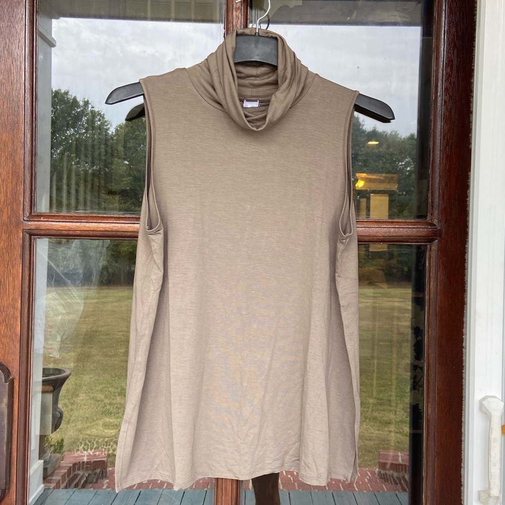 Wynn Layers sleeveless top with cowl neck.‎ NWT. (L)